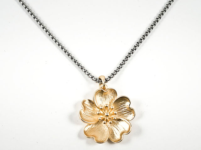 Beautiful Realist Gold Tone Flower Design Pendant Charm Brass Necklace