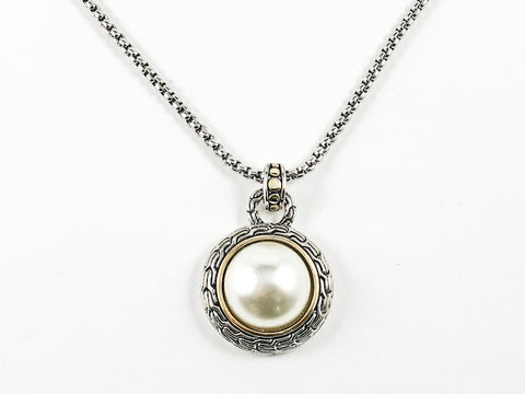 Modern Center Pearl With Thick Round Wire Textured Frame Brass Necklace